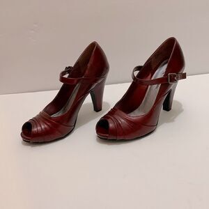 Miss Bison Kalie Peep Toe Pleated Heels Size 8 Burgundy